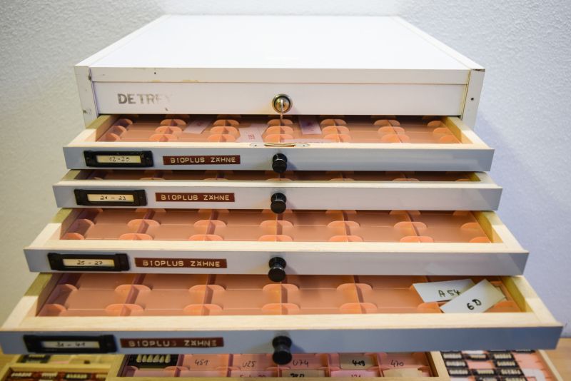 Zahnschrank mit Reparaturzähnen namhafter Hersteller Zähne 30